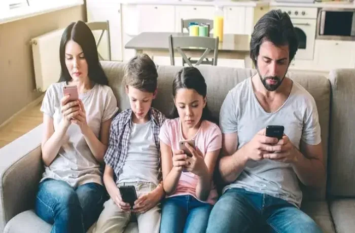 📱 KHI CHIẾC ĐIỆN THOẠI Ở TRONG TAY BỐ MẸ – CON THẤY MÌNH BỊ BỎ QUÊN!