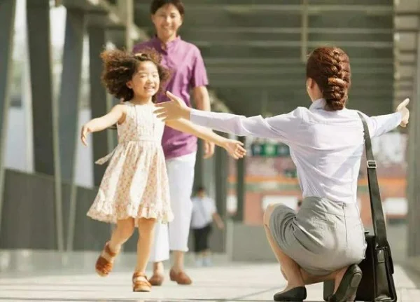 MẸ CON HỨA VỚI CON HÔM NAY SẼ ĐÓN SỚM…”